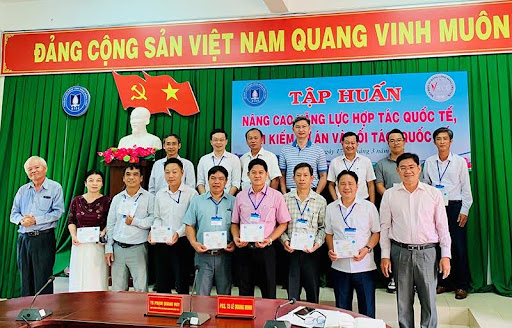 Trao Giấy chứng nhận cho các học viên hoàn thành khóa học
