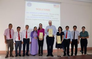 Các Thầy cô và Đoàn công tác của Tổng Lãnh sự quán Hoa Kỳ chụp ảnh lưu niệm  